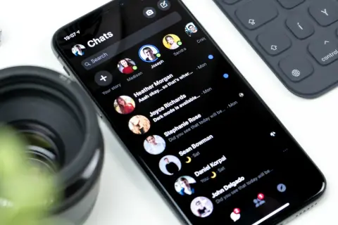 Na ekranie telefonu widać listę czatów Messengera. Zastanawiasz się, czy da się przywrócić usuniętą konwersację na Messengerze?