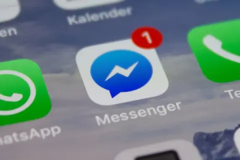 Ikona Messengera z czerwoną kropką i cyfrą "1" informuje o nowej wiadomości. Dowiedz się, jak włączyć powiadomienia w Messengerze, aby niczego nie przegapić.