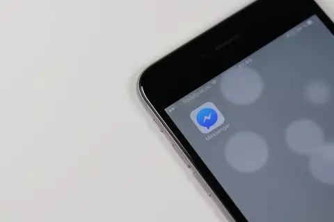 Na ekranie telefonu widoczna ikona Messengera. Zastanawiasz się, dlaczego nie widać aktywności na Messengerze? Może to być problem z połączeniem lub ustawieniami.