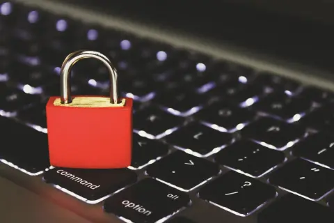 Jak chronić swoje dane na platformach społecznościowych i innych serwisach online
