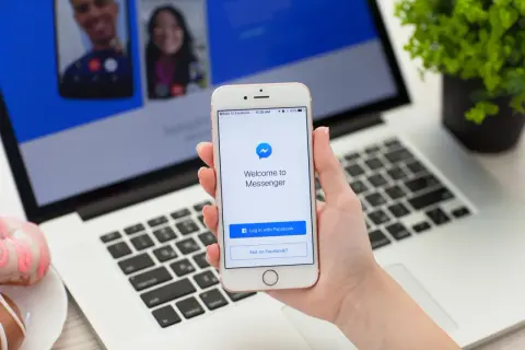 Chcesz wiedzieć, jak usunąć wszystkie wiadomości z Messengera? Na ekranie telefonu widzisz ekran logowania do aplikacji.