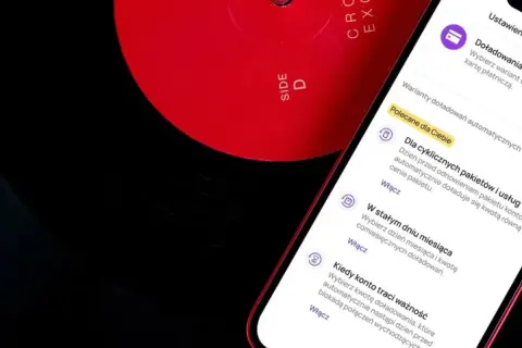 Jak doladowac konto w Play? Aplikacja pokazuje opcje automatycznego doładowania, by zawsze mieć środki na pakiet.