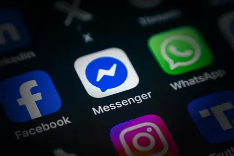 Ikona Messenger na ekranie telefonu. Dowiedz się, jak uruchomić Messenger w telefonie, by rozmawiać ze znajomymi.