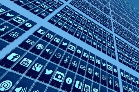 Wiele ikon aplikacji społecznościowych na ekranach smartfonów. Chcesz wiedzieć, jak wyjść z grupy na FB? To proste, wystarczy kliknąć.