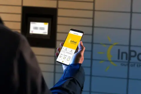 Odbieranie paczki z paczkomatu przez aplikację InPost jest proste. Na ekranie telefonu widać opcję "Jak odebrać paczkę?".