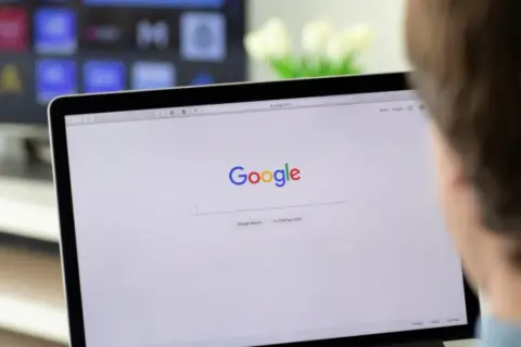 Jak podłączyć MacBooka do telewizora bezprzewodowo i uniknąć problemów