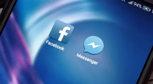 Ikony Facebook i Messenger na ekranie telefonu. Zastanawiasz się, jak sprawdzić, że ktoś mnie zablokował na Messengerze?