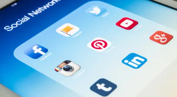 Ekran tabletu z ikonami aplikacji społecznościowych: Facebook, Instagram, Twitter, YouTube, Pinterest, LinkedIn. Dowiedz się, jak przywrócić ukryte posty na FB.
