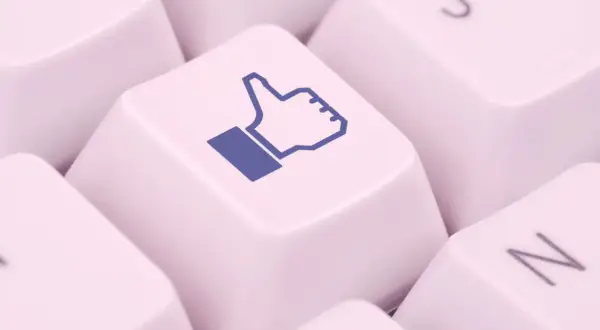 Klawisz z ikoną kciuka w górę. Czas pomyśleć, jak zrezygnować z FB.