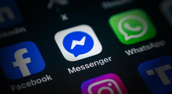 Ikona Messengera na ekranie telefonu. Dowiedz się, jak zaktualizować Messenger, aby korzystać z najnowszych funkcji i bezpieczeństwa.