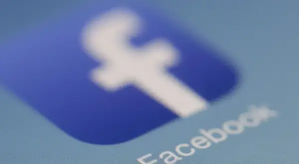 Ikona Facebooka. Dowiedz się, jak wyłączyć dodawanie komentarzy na FB, aby mieć większą kontrolę nad swoimi postami.