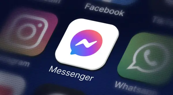 Ikona Messengera na ekranie telefonu. Czy jak odinstaluję Messengera to stracę wiadomości? Obok ikony Instagrama, Facebooka i WhatsAppa.