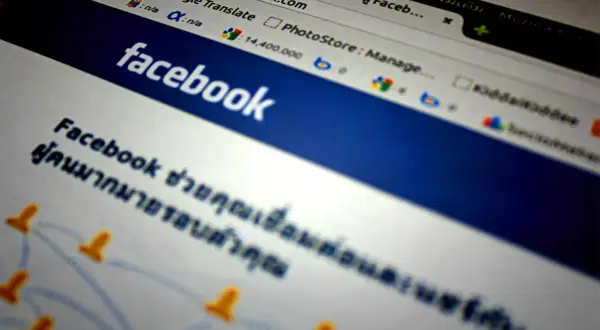 Strona Facebook z napisem "facebook". W tle widać pasek adresu przeglądarki, sugerujący, jak założyć stronę na FB bez konta.