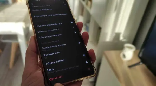 Chcesz wiedzieć, jak usunąć fb ale mieć messengera? Na ekranie telefonu widzisz opcje czatu, w tym "Opuść czat".