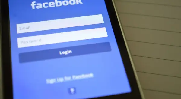 Ekran logowania Facebooka. Chcesz wiedzieć, jak ukryć widoczność na FB? Zaloguj się i sprawdź ustawienia prywatności.