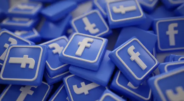 Stos niebieskich kafelków z logo Facebooka. Chcesz wiedzieć, jak usunąć życzenia z FB?
