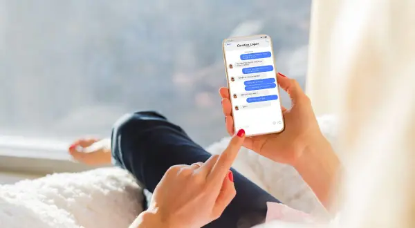Kobieta przegląda rozmowę na Messengerze, zastanawiając się, jak usunąć wszystkie wiadomości z Messenger, by zacząć od nowa.
