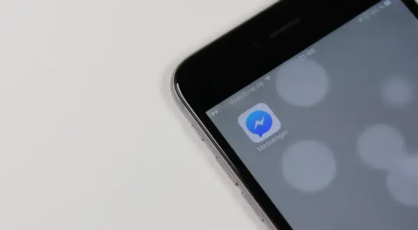 Na ekranie telefonu widoczna ikona Messengera. Zastanawiasz się, dlaczego nie widać aktywności na Messengerze? Może to być problem z połączeniem lub ustawieniami.