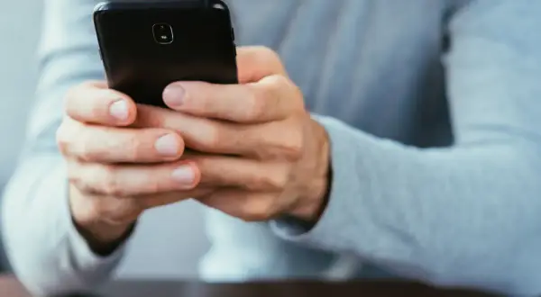 Jak wylogować się z Facebooka na telefonie i uniknąć problemów