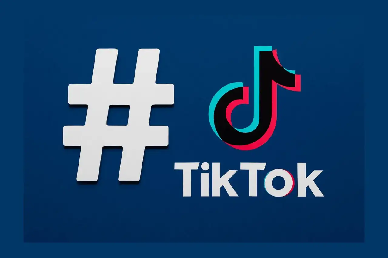 Biały symbol # obok logo TikTok. Zastanawiasz się, jakie hashtagi na Tik Tok wybrać, by zdobyć popularność?