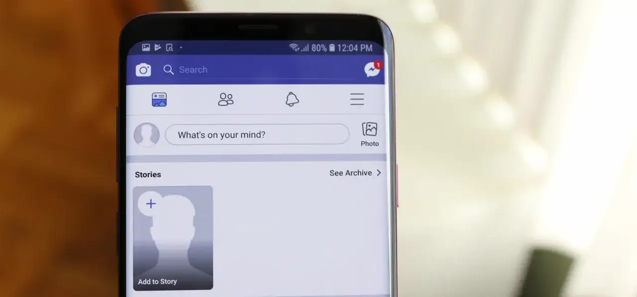Ekran telefonu z aplikacją Facebook. Widoczna sekcja 