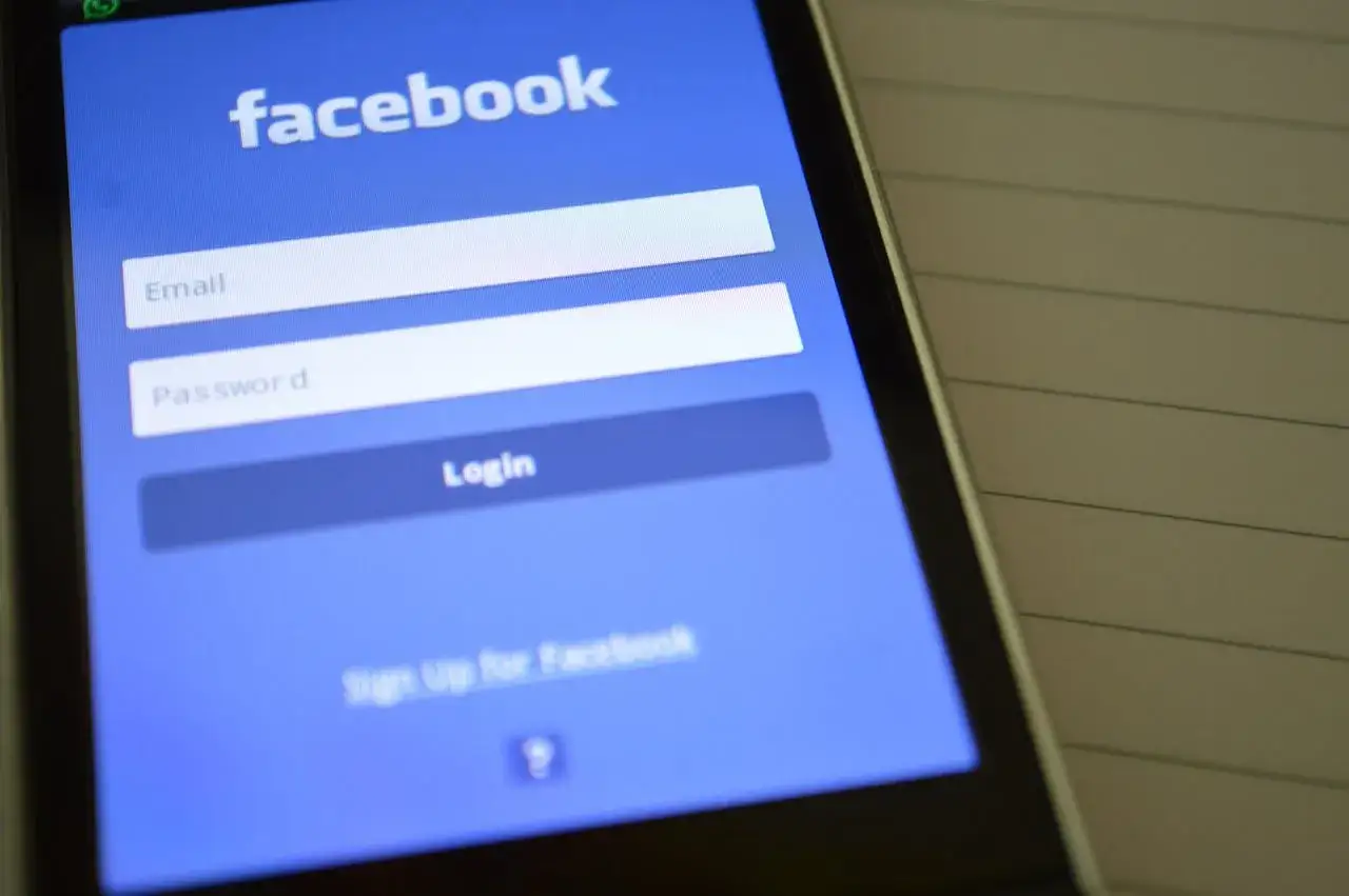Ekran logowania Facebooka. Chcesz wiedzieć, jak ukryć na Facebooku swoją aktywność? Zaloguj się i sprawdź ustawienia prywatności.