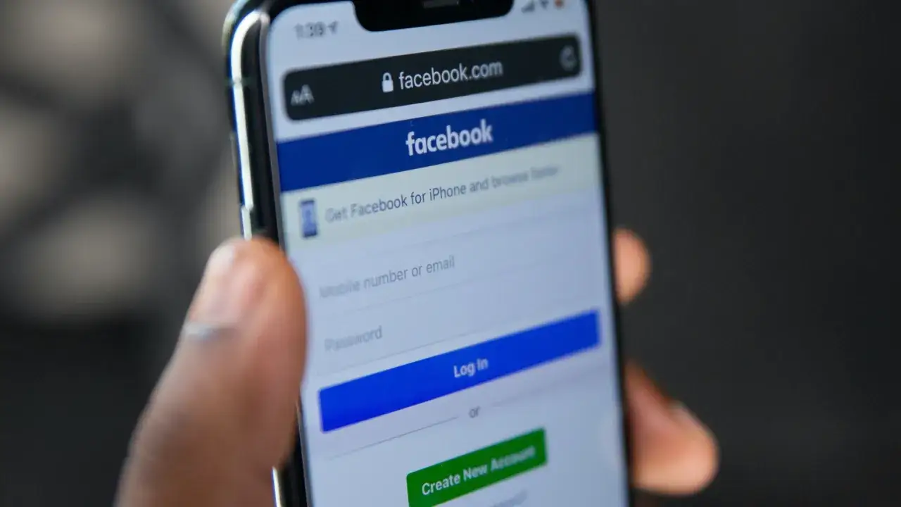 Na ekranie telefonu widać stronę logowania do Facebooka. Jeśli zapomniałeś hasła, sprawdź, jak odzyskać stare konto na Facebooku.