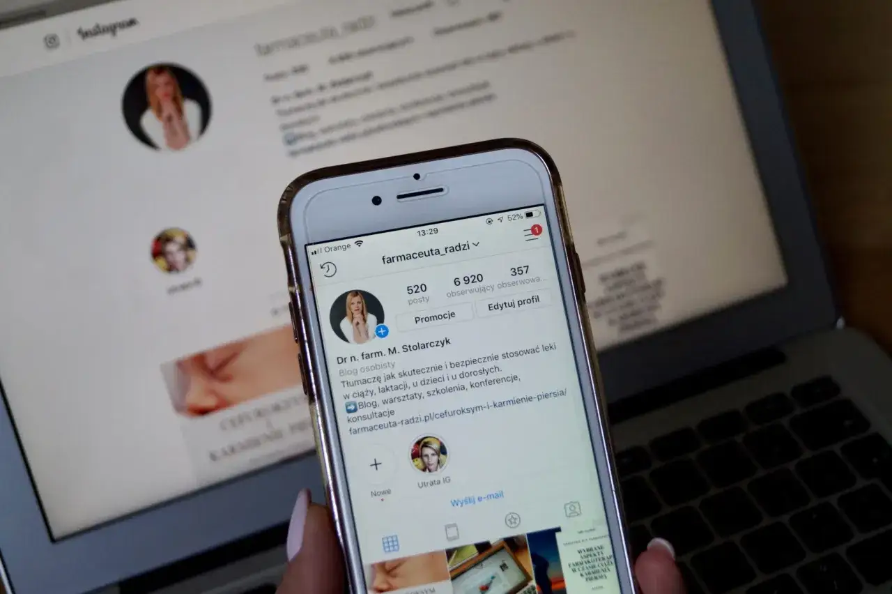 Telefon z profilem farmaceuty na Instagramie. Widoczny przycisk