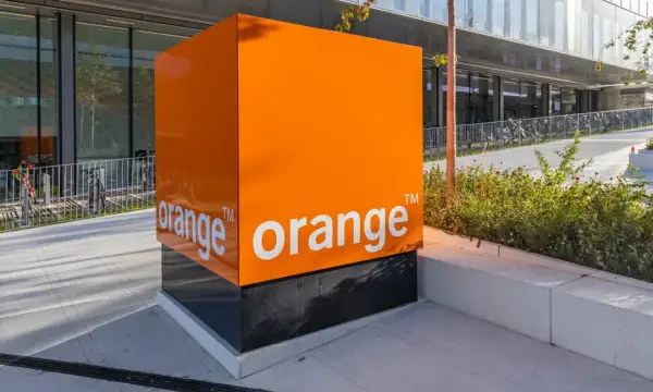 Pomarańczowy sześcian z logo Orange. Czy to właśnie tutaj tkwi odpowiedź na pytanie, dlaczego Orange ma słaby zasięg?