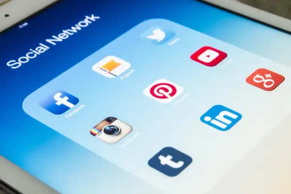 Ekran tabletu z ikonami aplikacji społecznościowych: Facebook, Instagram, Twitter, YouTube, Pinterest, LinkedIn. Dowiedz się, jak przywrócić ukryte posty na FB.