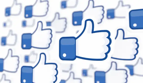 Mnóstwo kciuków w górę na białym tle. Chcesz wiedzieć, jak polubić stronę na FB? Kliknij tutaj!