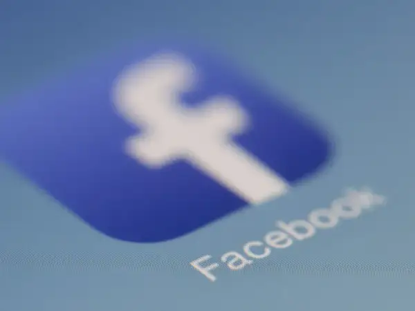Ikona Facebooka. Dowiedz się, jak wyłączyć dodawanie komentarzy na FB, aby mieć większą kontrolę nad swoimi postami.