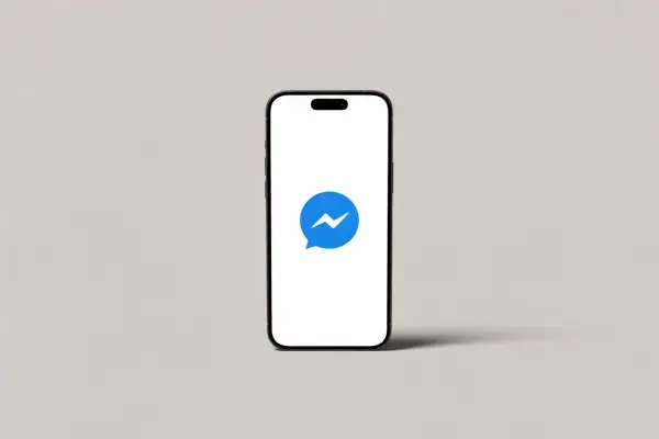 Telefon z ikoną Messengera. Dowiedz się, jak wyłączyć aktywność na Messengerze i Facebooku, by zyskać prywatność.