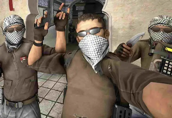 Trzech graczy w CS:GO pozuje do zdjęcia, jeden z pistoletem, drugi z nożem, wszyscy w chustach i okularach.