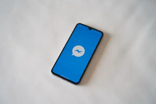 Smartfon z ikoną Messengera. Czy jeśli usunę wiadomość na Messengerze, to on to widzi?