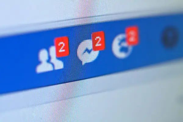 Ikony powiadomień na niebieskim pasku. Czy wiesz, jak odzyskać Messengera bez FB?
