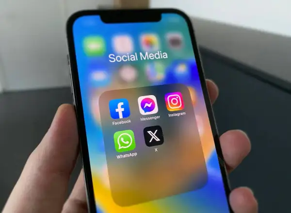 Ikona Messengera na ekranie telefonu. Dowiedz się, jak włączyć powiadomienia Messengera w telefonie, aby nie przegapić żadnej wiadomości.