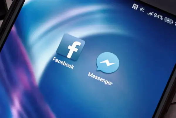 Ikony Facebook i Messenger na ekranie telefonu. Chcesz wiedzieć, jak sprawdzić, czy ktoś nas zablokował na Messengerze?