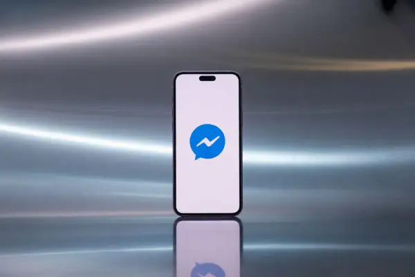 Telefon z ikoną Messengera. Dowiedz się, jak ukryć znajomego na Messengerze, by zachować prywatność.