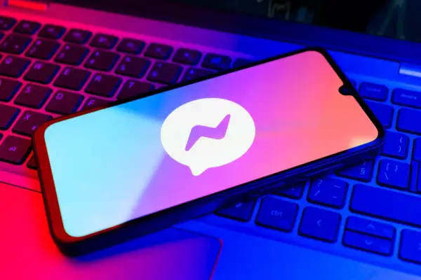 Telefon z logo Messengera na klawiaturze. Dowiedz się, jak zmienić hasło na Messengerze, aby zwiększyć bezpieczeństwo.
