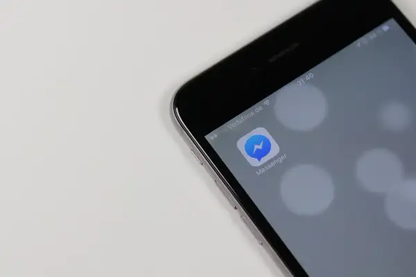 Na ekranie telefonu widoczna ikona Messengera. Zastanawiasz się, dlaczego nie widać aktywności na Messengerze? Może to być problem z połączeniem lub ustawieniami.