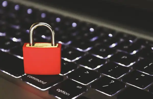 Jak chronić swoje dane na platformach społecznościowych i innych serwisach online