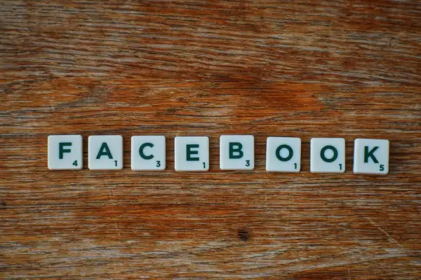 Litery z gry Scrabble układają napis FACEBOOK. Zastanawiasz się, jak zobaczyć czy ktoś mnie zablokował na FB?