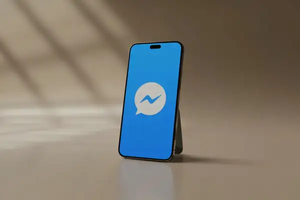 Smartfon z logo Messengera. Dowiedz się, jak sprawdzić, czy ktoś wyłączył aktywność na Messengerze, gdy widzisz jego profil.