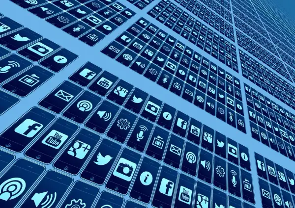 Wiele ikon aplikacji społecznościowych na ekranach smartfonów. Chcesz wiedzieć, jak wyjść z grupy na FB? To proste, wystarczy kliknąć.