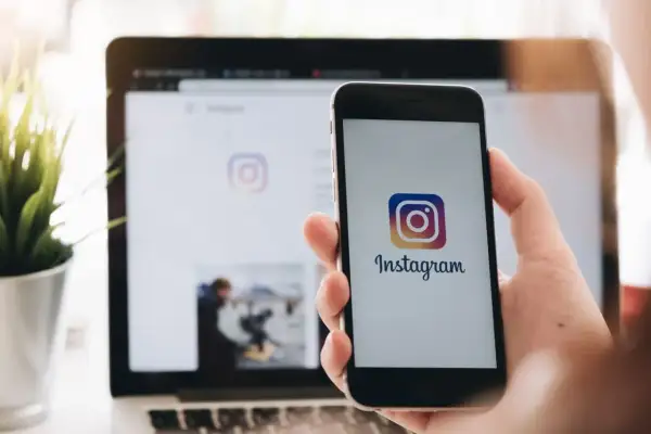 Chcesz wiedzieć, jak dodać czyjąś relację na swoją? Oto instrukcja na ekranie telefonu z Instagramem.
